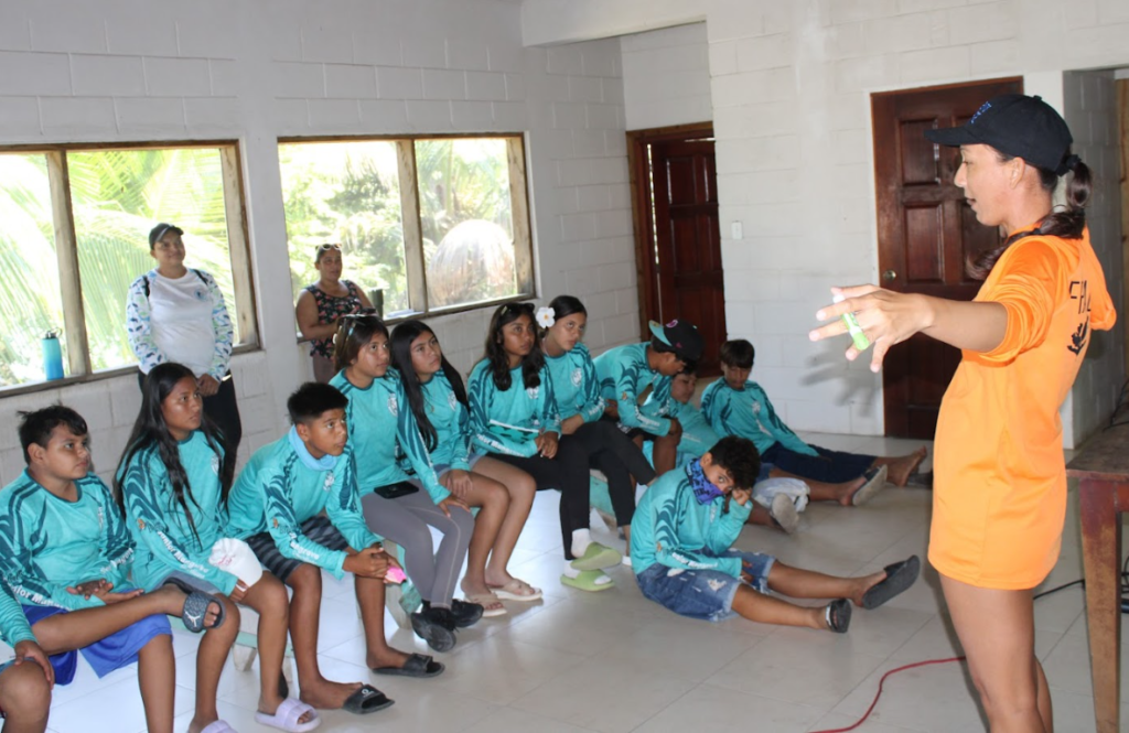 Estudiantes de Sarteneja participando en sesiones de aprendizaje